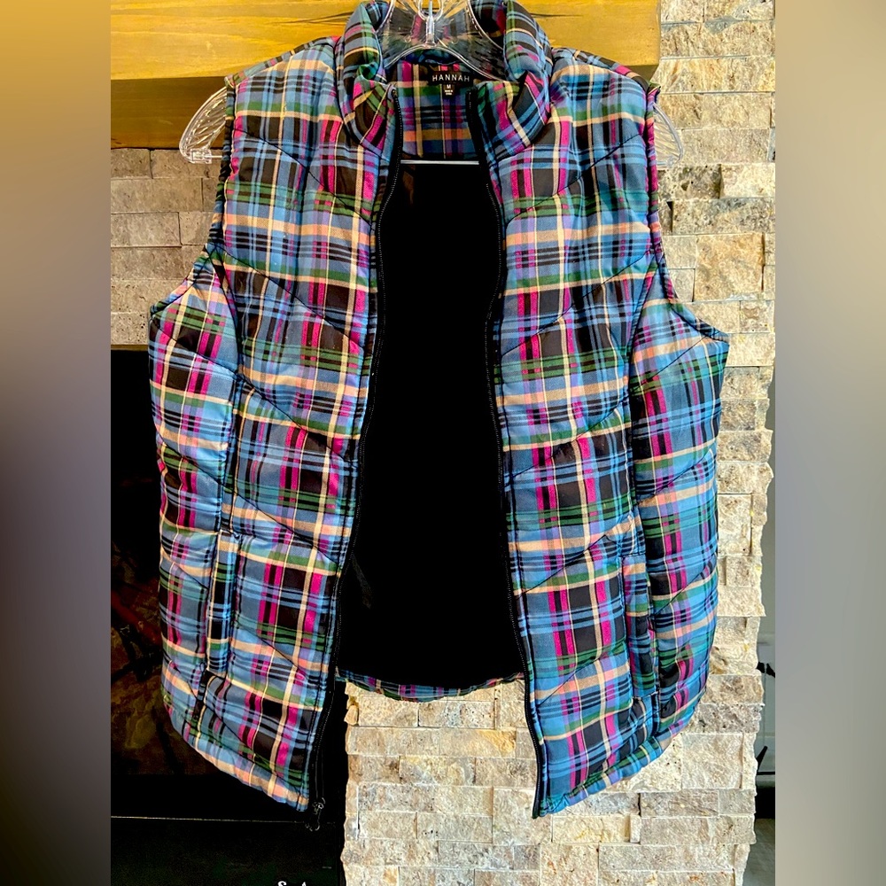 Women’s puffer vest. Good used condition with no identified flaws.